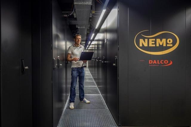 Mit dem neuen Supercomputer der Uni Freiburg wird auch Dunkle Materie erforscht