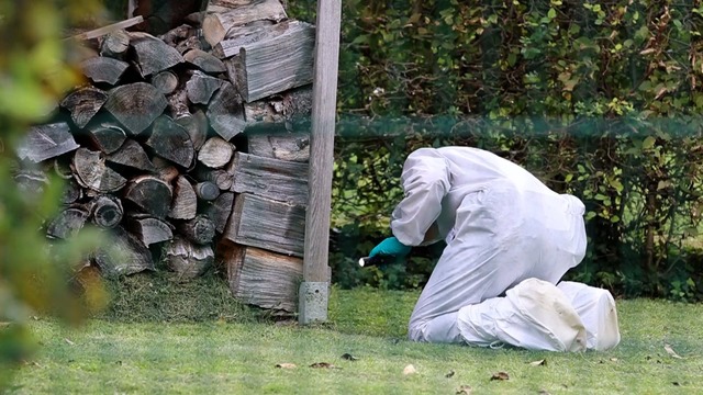 Nach dem Tod einer Rentnerin ermittelt die Polizei am Tatort. (Foto aktuell)  | Foto: Karsten Schmalz/TNN/dpa