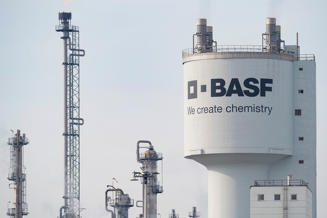 Der Chemiekonzern BASF z&auml;hlt zu d...bereitet dem Land Sorgen. (Archivbild)  | Foto: Uwe Anspach/dpa