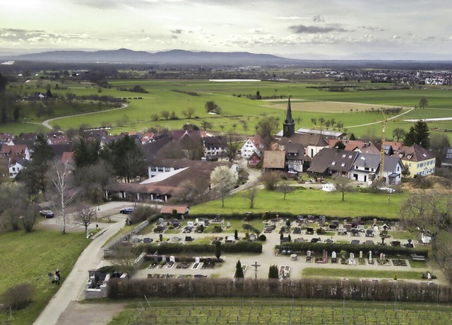 Ein Blick auf den Friedhof und einen Teil der Gemeinde Heuweiler von oben.   | Foto: Hubert Gemmert