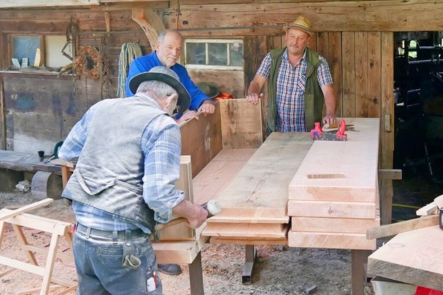 Manfred Zhringer, Hubert und Ewald Sa...hlzerne Brunnentrge als Viehtrnken.  | Foto: Heike Schwende