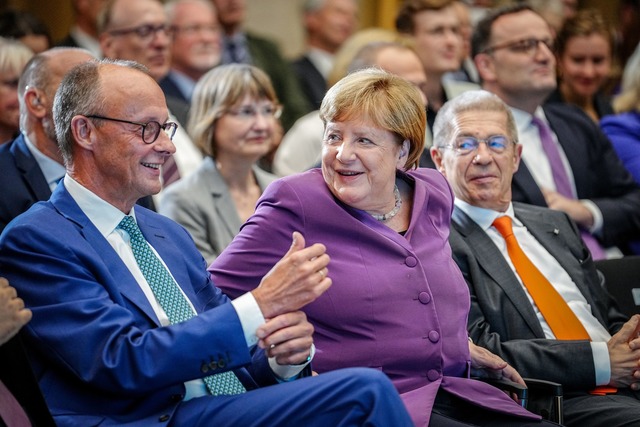 Die Jubilarin flankiert von Friedrich Merz und Ehemann Joachim Sauer.  | Foto: Kay Nietfeld/dpa