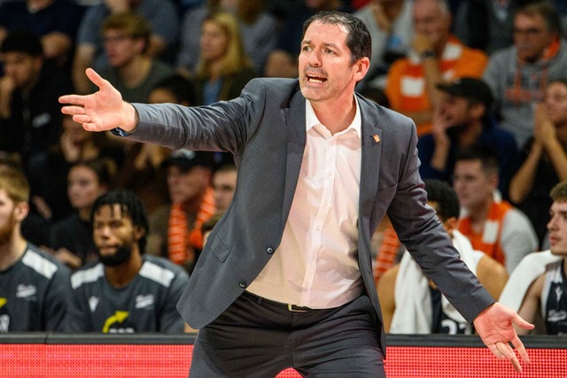 Der Ulmer Headcoach Ty Harrelson spiel...ftakt mit seinem Team bei Trefl Sopot.  | Foto: Uwe Koch/Eibner-Pressefoto/dpa