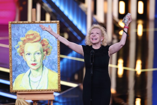 Sunnyi Melles jubelt - ihr wurde der Deutsche Fernsehpreis zuerkannt.  | Foto: Rolf Vennenbernd/dpa