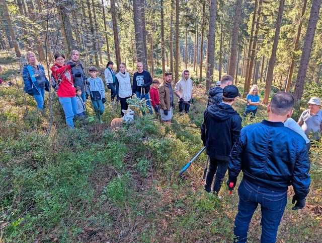 Warten auf ihren Einsatz unter der Anl...uerhuhn im Schwarzwald auf dem Kandel.  | Foto: Jule Diehl