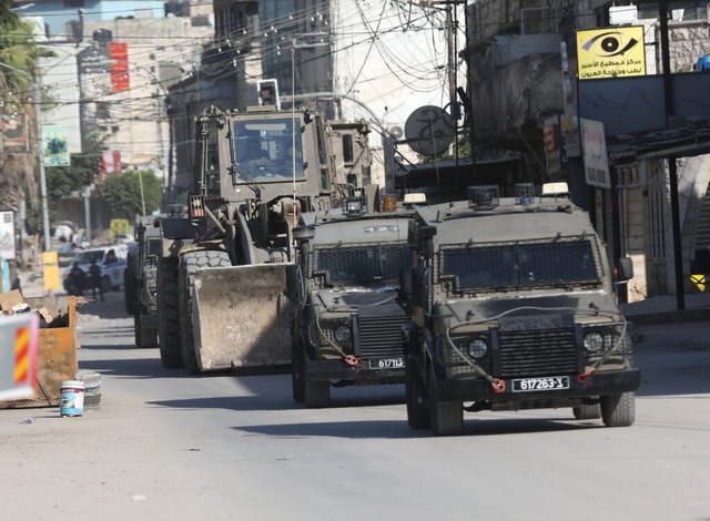 Israelische Militrfahrzeuge sind auf ...t Dschenin im Westjordanland zu sehen.  | Foto: Nidal Eshtayeh (dpa)