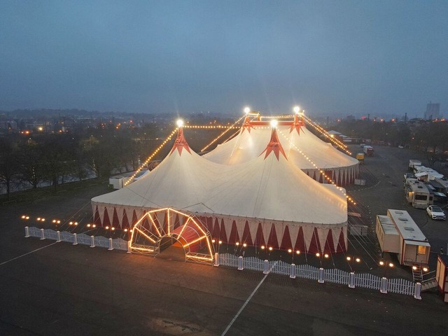 Es strahlt und leuchtet das neue Circo...em grten Zeltverleih in der Schweiz.  | Foto: Circus Monti