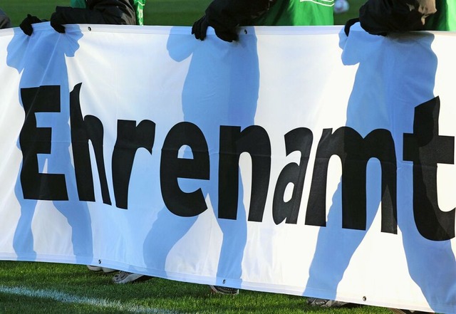 Jugendliche halten ein Banner mit der ... &#8222;Ehrenamt&#8220; in den Hnden.  | Foto: Patrick Seeger (dpa)