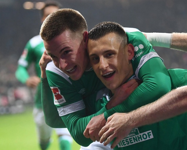 Im Jahr 2019 spielten Maximilian (rech...m fr Werder Bremen - gegen Frankfurt.  | Foto: Carmen Jaspersen (dpa)