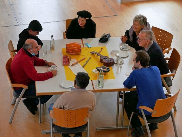 Beim World-Caf soll eine internationa...nsam ein kleines Kunstwerk erarbeiten.  | Foto: Michael Gottstein