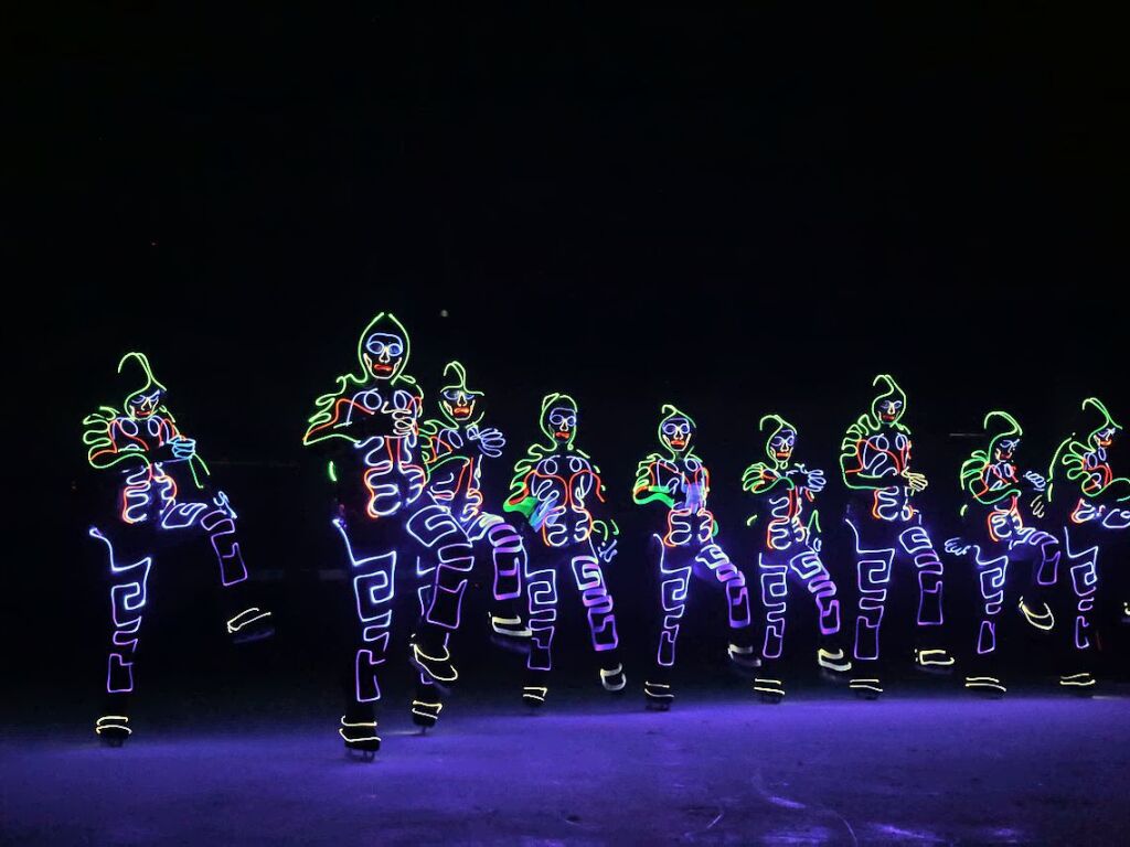 Auch eine Eisshow gehrt zum Programm.