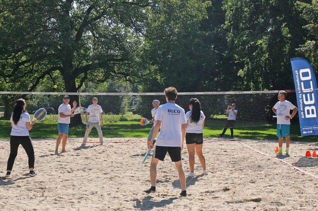 Das Tennisspiel auf Sand lernten die T...hmenden des Schnuppertrainings kennen.  | Foto: privat