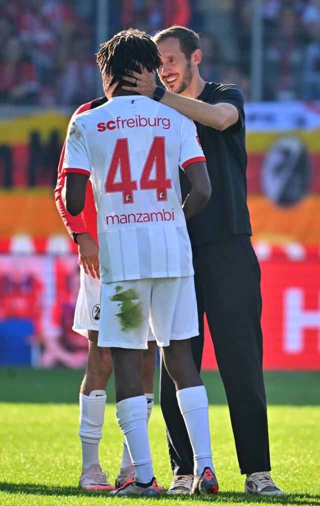 Glckwunsch zum Debt: SC-Coach Julian...iga-Debt gegen Heidenheim in den Arm.  | Foto: Jan-Philipp Strobel (dpa)