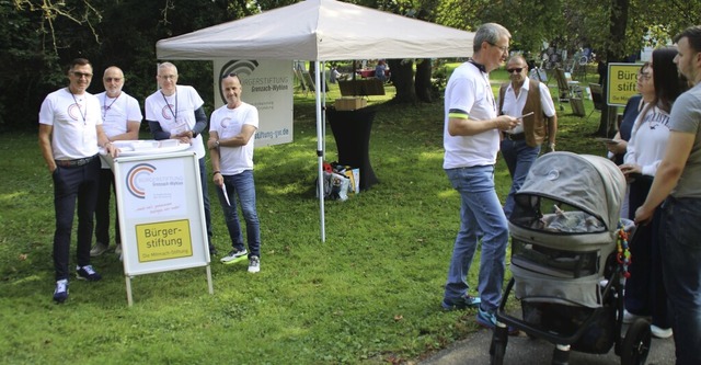 Am Beratungsstand der Brgerstiftung z...esprch mit interessierten Besuchern.   | Foto: Rolf Reimann