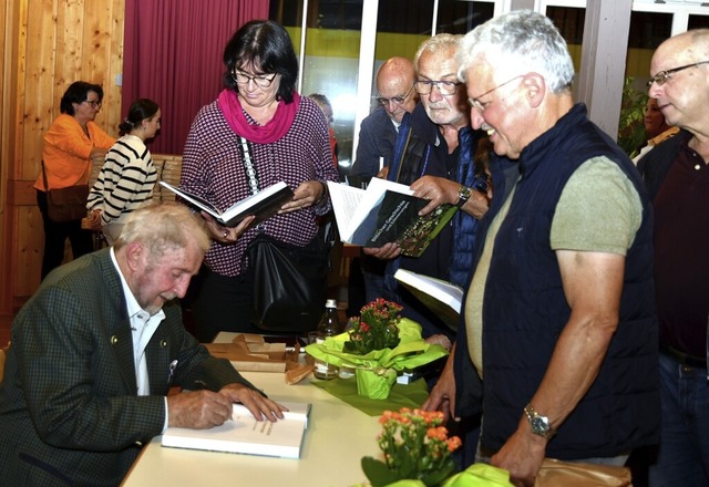 Geduldig signierte Karl Schweizer sein Werk  | Foto: Horst Dauenhauer