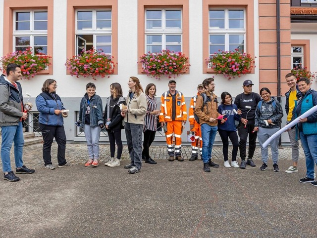 Mettenbergs Ortschaftsrtin Melanie St...Aktiven die zu bearbeitenden Projekte.  | Foto: Wilfried Dieckmann