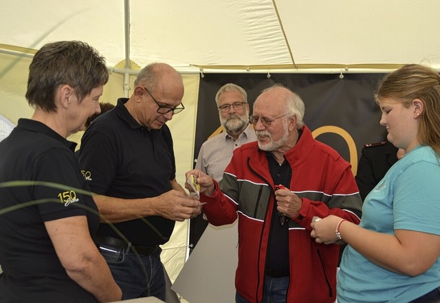 Gerhard Albiez (Mitte) berreichte an ...Schlsselbund befestigt werden knnen.  | Foto: Christiane Sahli