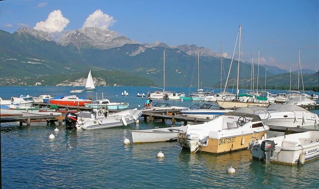 Boote im Hafen: Wassersport wird in Sc...7;Annecy am Alpenrand grogeschrieben.  | Foto: C. Baudot / 2586 : C. BAUDOT/e-com-photos.eu