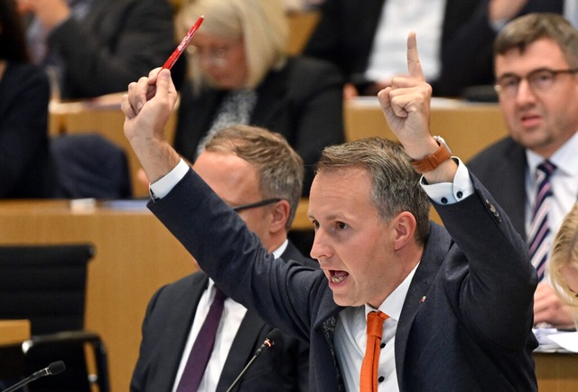 Andreas Bhl (CDU), Parlamentarischer ...hrer, meldet sich zur Geschftsordnung  | Foto: Martin Schutt (dpa)