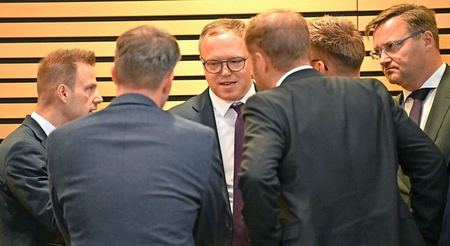 Mario Voigt (M), Thringer CDU-Fraktio...konstituierenden Sitzung des Landtags.  | Foto: Martin Schutt (dpa)