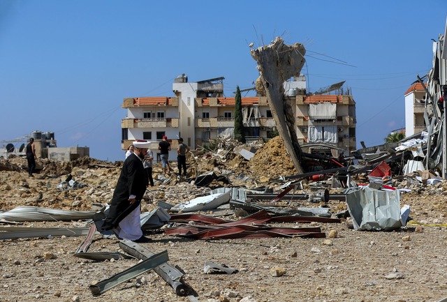 Die israelische Luftwaffe greift massiv Ziele im benachbarten Libanon an.  | Foto: Marwan Naamani/dpa