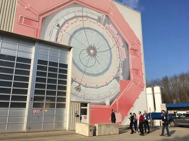 Die Dimension des Teilchenbeschleunige...uml;ude des Cern sichtbar (Archivbild)  | Foto: Christiane Oelrich/dpa