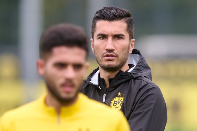 Will mit seinem Team die richtige Reak...art zeigen: BVB-Trainer Nuri Sahin (r)  | Foto: Bernd Thissen/dpa