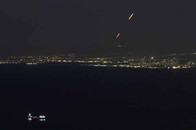 Das israelische Luftabwehrsystem Iron ...f&auml;ngt Raketen aus dem Libanon ab.  | Foto: Baz Ratner/AP/dpa