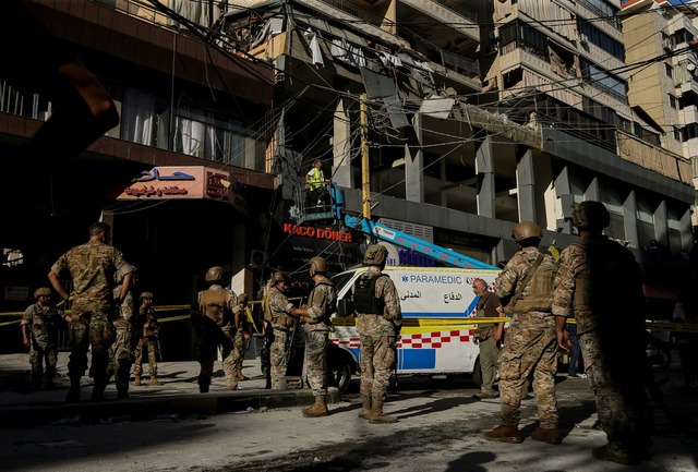 Bei einem israelischen Angriff in Beir...ein Hisbollah-Kommandeur get&ouml;tet.  | Foto: Marwan Naamani/dpa