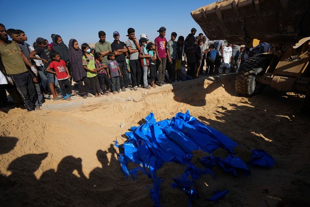 Menschen im Gazastreifen begraben die ...ei Angriffen get&ouml;tet worden sind.  | Foto: Abdel Kareem Hana/AP/dpa