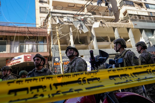 Bei einem israelischen Angriff in Beir...ein Hisbollah-Kommandeur get&ouml;tet.  | Foto: Hassan Ammar/AP/dpa