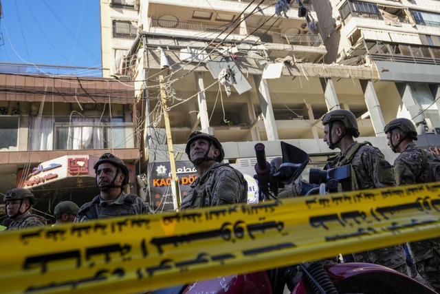 Libanesische Soldaten sperren den Ort ... einem sdlichen Vorort von Beirut ab.  | Foto: Hassan Ammar (dpa)