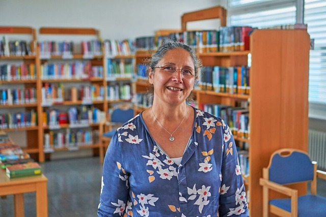 Marion Mrsdorf in der Bibliothek im Kult  | Foto: Julia Becker