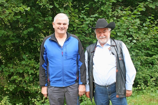 Oberschtzenmeister Herbert Kluge (lin...d Reichert gaben bereitwillig Auskunft  | Foto: Ingrid Mann