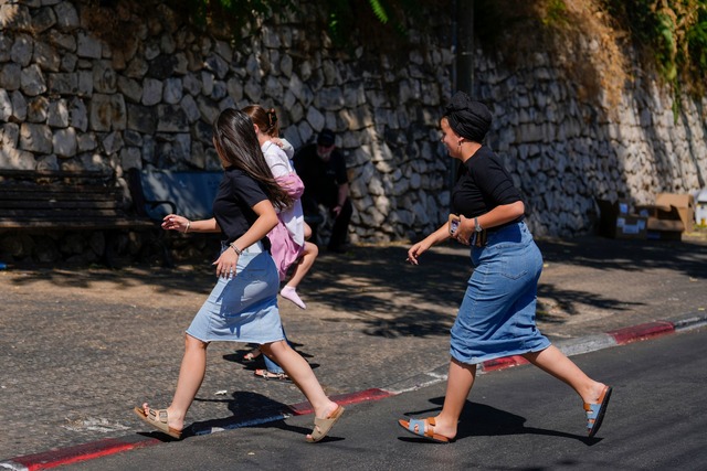 Am Morgen gab es in der Region Haifa a... anfliegender Raketen aus dem Libanon.  | Foto: Ariel Schalit/AP/dpa