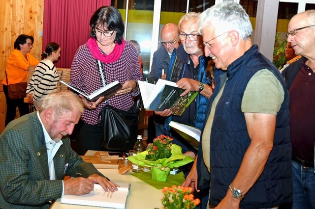 Geduldig signierte Karl Schweizer sein Werk  | Foto: Horst Dauenhauer