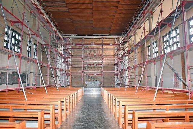 Gottesdienst unter Sicherheitsnetz: Gundelfinger Kirche ffnet nach sieben Monaten wieder