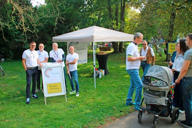 Am Beratungsstand der Brgerstiftung z...Gesprch mit interessierten Besuchern.  | Foto: Rolf Reimann