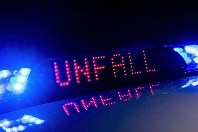 Auto berschlgt sich mehrfach bei Unfall zwischen Breisach und Burkheim