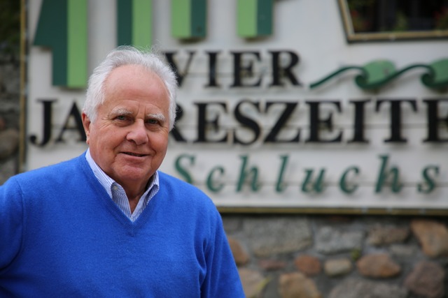 Helmut Schweimler vor dem Hotel Vier Jahreszeiten am Schluchsee  | Foto: David Pister