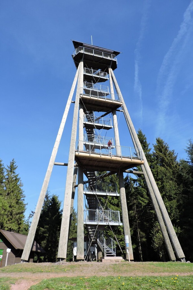 Zunchst auf unabsehbare Zeit bleibt der Hnersedelturm gesperrt.  | Foto: Sylvia Sredniawa