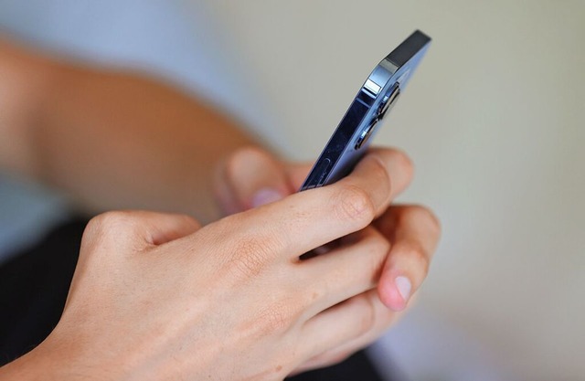 Internet und Telefon funktionieren aktuell in St. Ulrich nicht.  | Foto: Karl-Josef Hildenbrand (dpa)