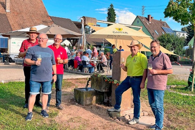 Mit neuem Wein wurde beim Heimattag in...r, Ralf Obergfll und Christian Hugo.   | Foto: Werner Schnabl