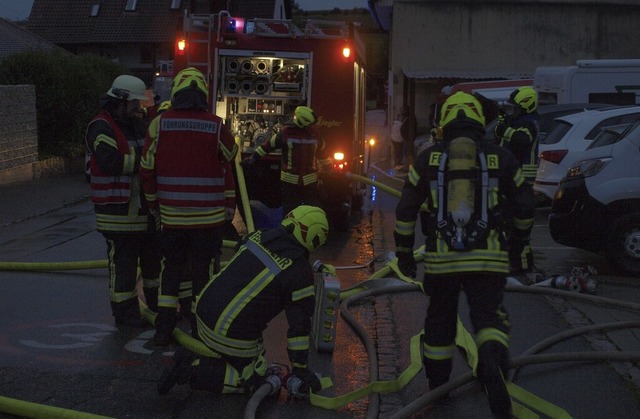 Voll im Einsatz waren die Freiwilligen...lierten  Wohnhausbrand in Wittlingen.   | Foto: Paul Schleer