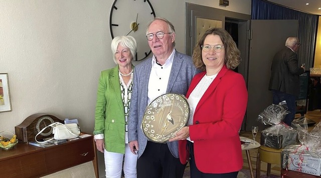 Kanderns Brgermeisterin Simone Penner...henk der Delegierten aus Soufflenheim.  | Foto: Stadt Kandern