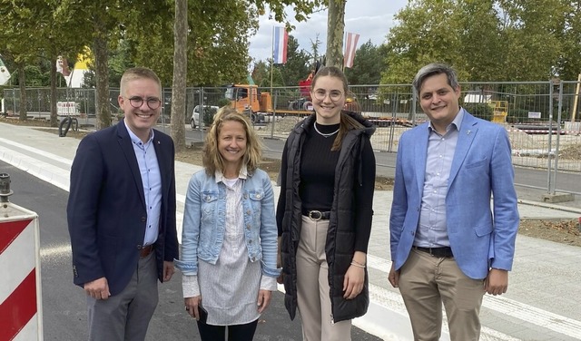 Brgermeister Kai-Achim Klare, Melanie...chtung der neuen Fernbushaltestellen.   | Foto: Gemeinde Rust