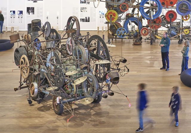 So Jean Tinguely's Klamauk-Wagen...ei der Fußball-EM der Frauen anführen. | Photo: Daniel Spehr