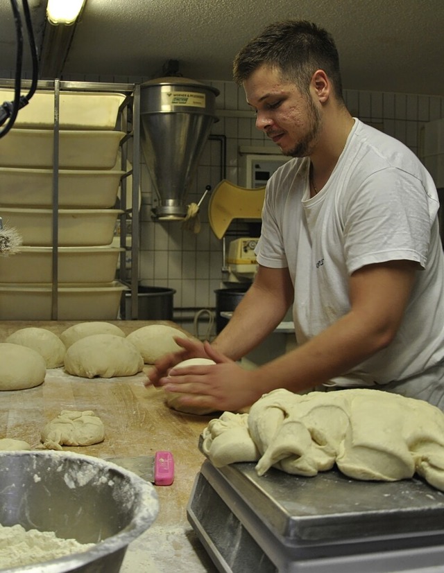 Giulio Gioia formt einen selbstgemachten Teig zu Brotlaiben.  | Foto: Ralph Fautz