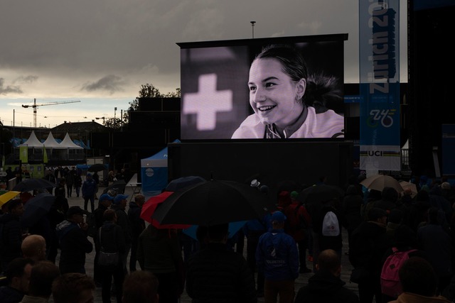 Ein Foto von Muriel Furrer auf der Leinwand im Zielbereich der WM.  | Foto: Peter Dejong/AP/dpa