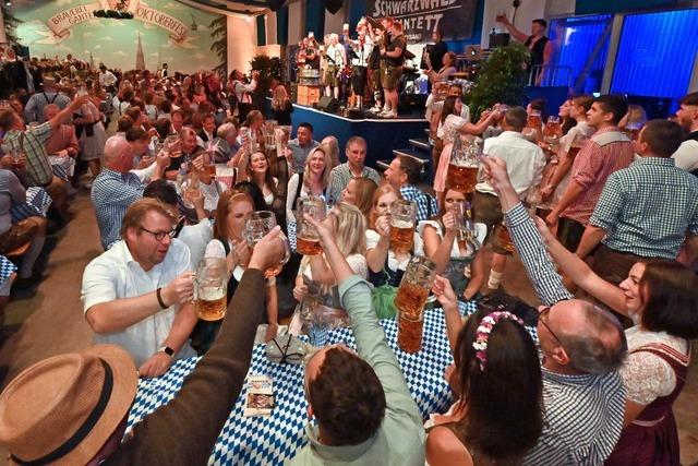 Bier, Trachten, Schlager: So luft's beim Ganter-Oktoberfest in Freiburg